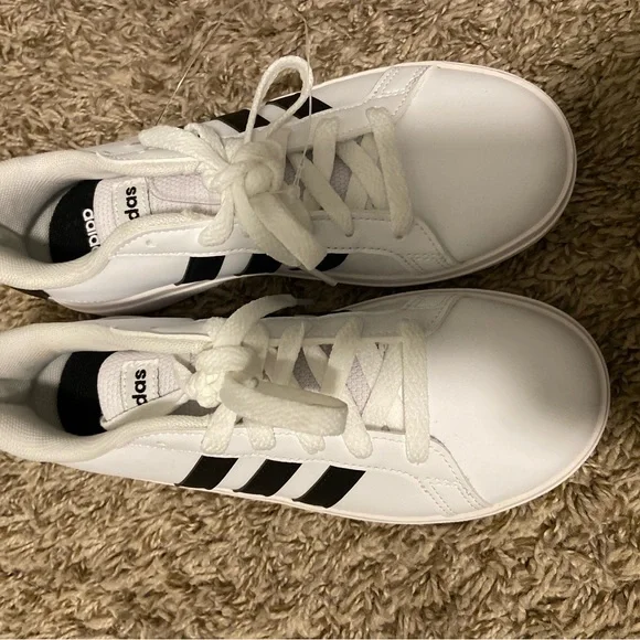 Kid shoes kid sneakers New Adidas Never Worn Size 2 1/2 Kid Shoes NWOT - Picture 5 of 11